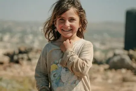 bambina sorridente aiutata da una onlus per la quale realizziamo siti web