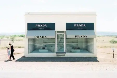 stand in una fiera per una casa di moda di milano