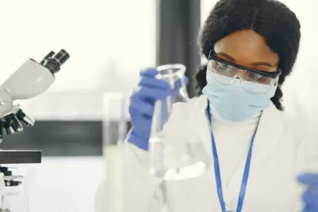 personale sanitario in laboratorio che utilizza software sviluppato da purelab nelle sedi di milano e bergamo