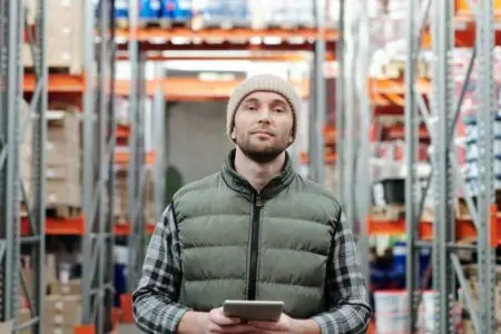 magazziniere con un tablet per il quel forniamo assistenza informatica nella logistica a milano e bergamo