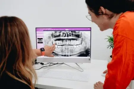 due persone lavorano su un monitor funzionante grazie al nostro intervento di assistenza informatica a Bergamo