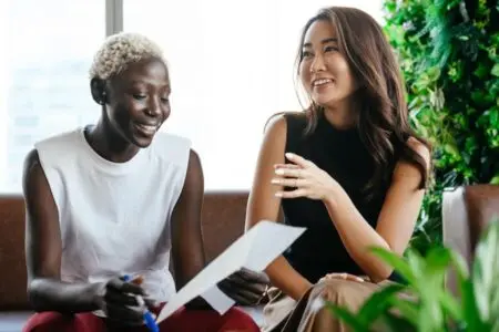 due persone che lavorano in studi professionali dove ci occupiamo di assistenza informatica a Milano