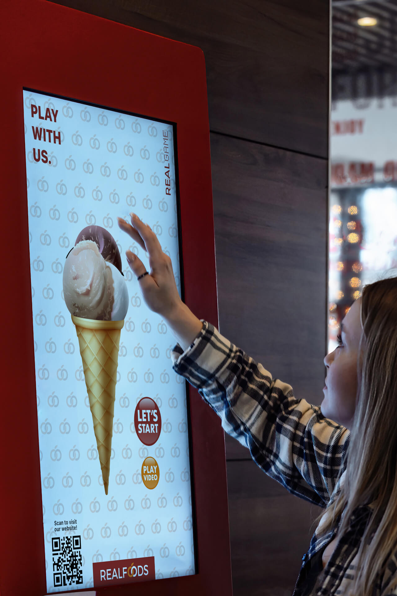 totem interattivo per una fiera a milano con all'interno un'applicazione web personalizzata realizzata da purelab per un cliente di bergamo